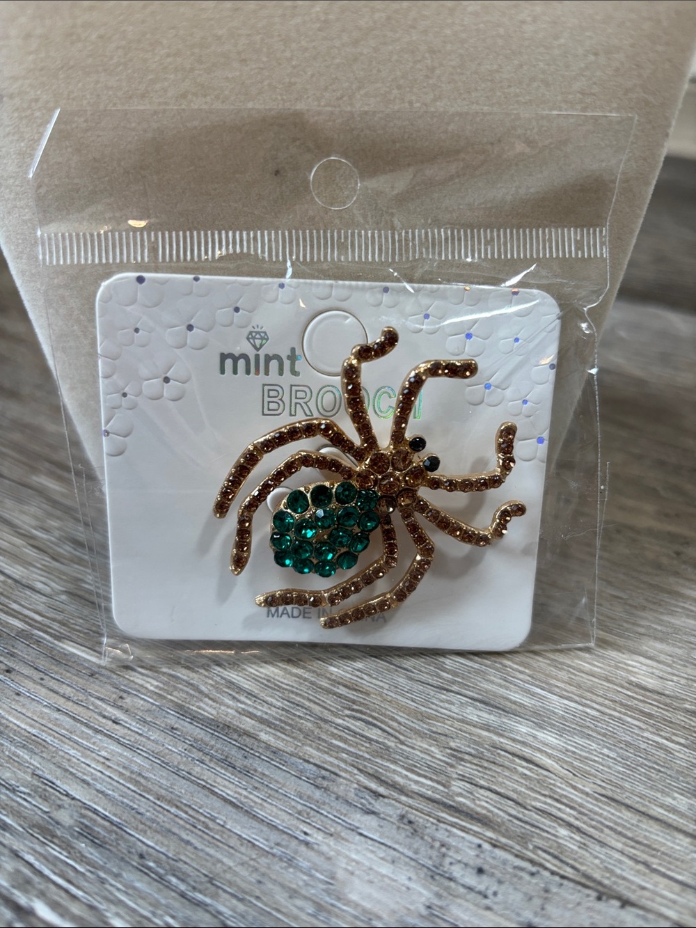 3/$10💕 Mint Gold-Tone Spider Brooch with Emerald Green Crystals